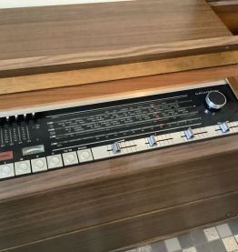 Meuble hifi vintage grunding des années 1970.