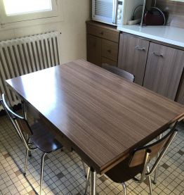 Buffet de cuisine en formica, sa table, ses chaises
