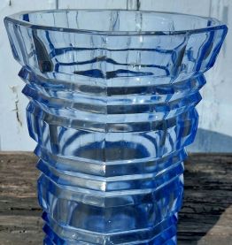 Vase en verre transparent bleu