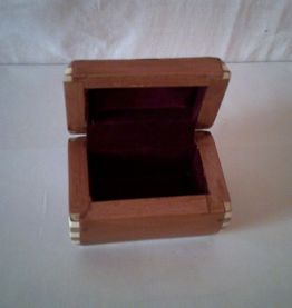 Boite en bois vernis