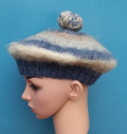 chapeau beret bleu pompon laine année 60-70