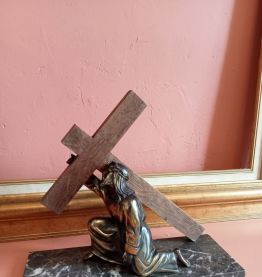 Statuette Jésus-Christ portant sa croix