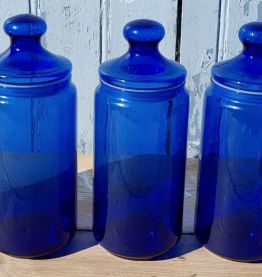 5 pots d'apothicaire en verre bleus