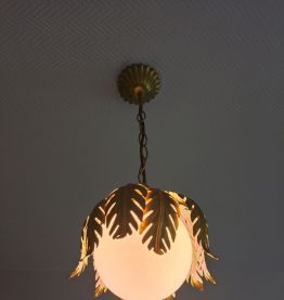 suspension dorée et globe blanc