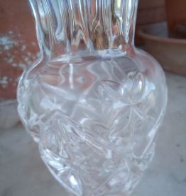 Joli tout petit vase en verre taillé Vintage