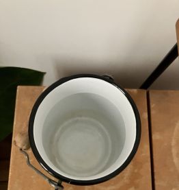 Pot à lait vintage en émail 