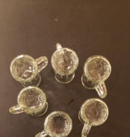 6 verres  à liqueur verre pressé moulé forme choppe