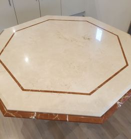 Table « classique » octogonale en marbre blanc