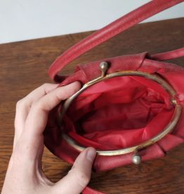 ancien sac à main en similicuir rouge année 60