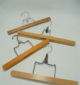 Lot de 4 cintres vintage