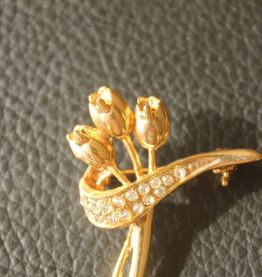 Broche plaquée  or et tourmaline Pommier