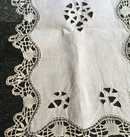 Ancien chemin de table en dentelle  brodée