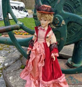 POUPEE EN PORCELAINE