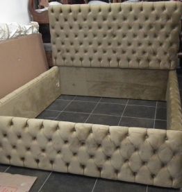 Lit capitonné beige