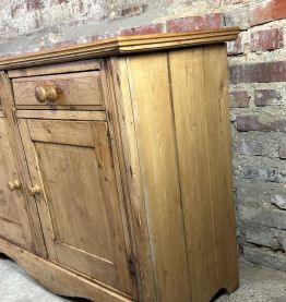 Buffet / meuble de rangement en pichepin XIXeme