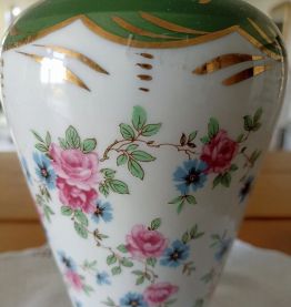 Vase couvert ou potiche en porcelaine polychrome 