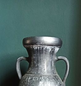 Grande cruche de poterie noire de Marginea