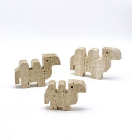FAMILLE DE 3 CHAMEAUX EN TRAVERTIN PAR FRATELLI MANNELLI