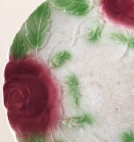 Ancienne assiette plate en barbotine à décor de roses