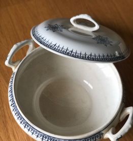 Soupière Saint Amand blanche et bleu marine