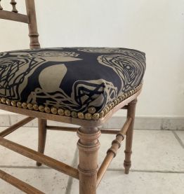 Chaise en noyer revisitée