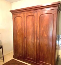 Armoire victorienne en acajou, penderie et étagères