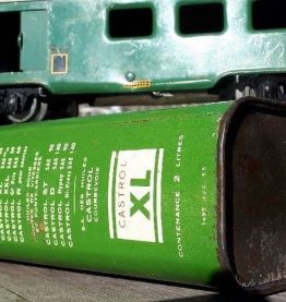 Ancien Bidon huile 2 litres Castrol rare et bel état