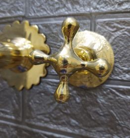 Tap de mur en laiton: carreaux gravés, poignées de croix 