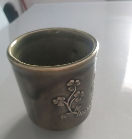 Mug Irlandais vert olive Knock Pottery