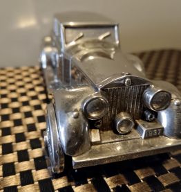 Tirelire en forme de voiture d'époque, étamé.