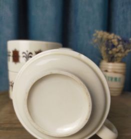 3 tasses de bistrot beiges décor vintage