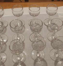 12 verres à liqueur