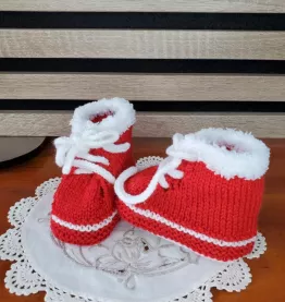 Chaussons baskets Rouge en laine  layette, tricot fait main 