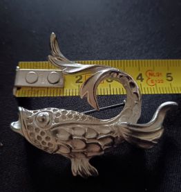 Broche en métal argenté " Poisson Asiatique"