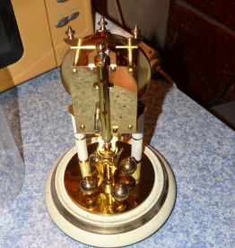 horloge mécanique sous dôme en verre,