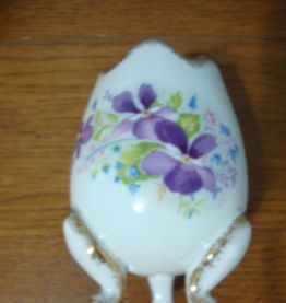 Vase oeuf tripode en porcelaine d'art  