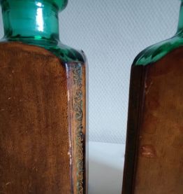 2 bouteilles en verre avec cuir