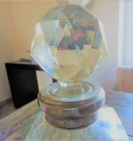 Carafe verre taillé, et goulot étain