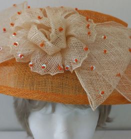 Chapeau en fil raphia orange et écru avec perles sequins