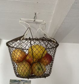 Ancien panier pliable en fil de fer tressé 