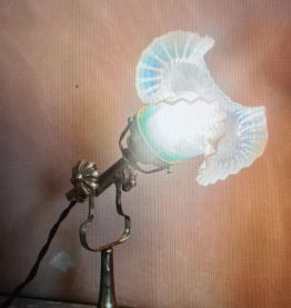  Lampe de table raffinée en laiton et verre travaillé - styl