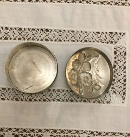 Boîte en étain art nouveau