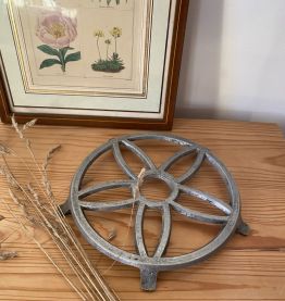 Ancien dessous de plat rosace aluminium.