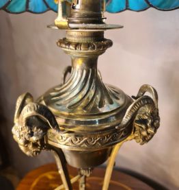 lampe bronze a tete de bouc 19eme et abat jour pate verre so