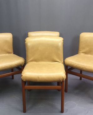 Suite de 4 chaises scandinaves