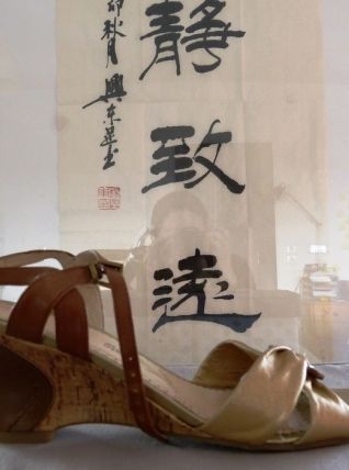 Sandales dorées en cuir pin-up rétro