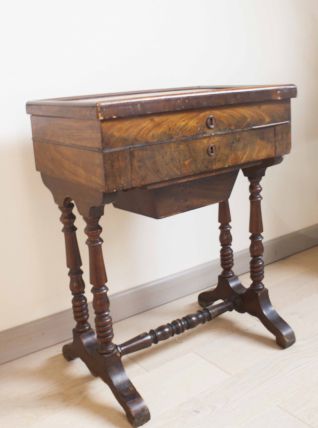 Travailleuse d'époque Louis Philippe