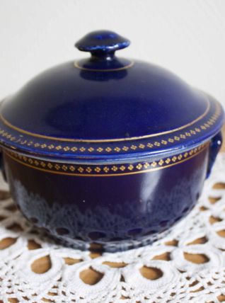 bonbonnière bleue avec liseret or