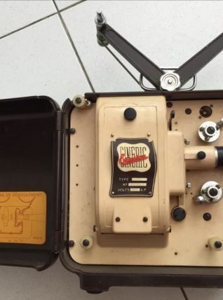 Projecteur 8mm Art deco bakélite CINERIC-ERICSON F8