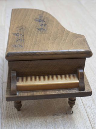 boîte à musique et bijoux en forme de piano 